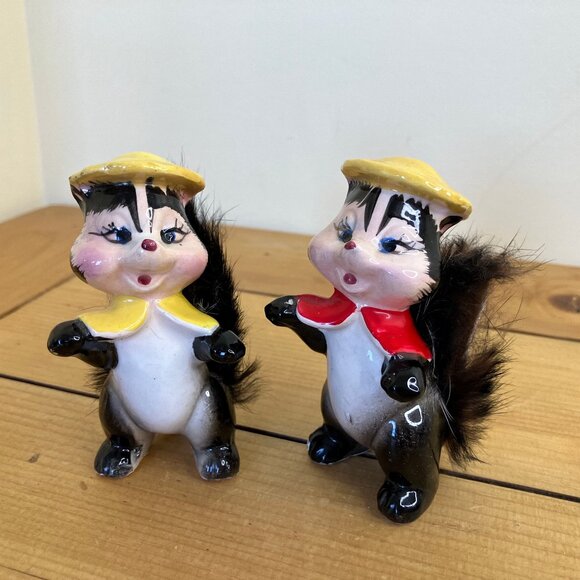 Skunk Ceramic Figurine Fur Tail Set of 2 Anthropomorphic Yellow Hats Vtg Japan - Picture 9 of 9